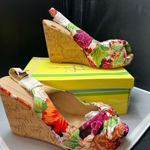 Women’s size 10 wedge
Never worn